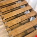  رگال های چوبی با کیفیت دارژین با استفاده از چوب روسی درجه یک و با پیچ و مهره ساخته شده است که به سادگی هرچه تمام تر باز و بسته می شود همچنین در قسمت پایین این رگال طبقه‌ای جهت قرار دادن کیف و کفش تعبیه شده که کارآیی این رگال را بیشتر می‌کند. ابعاد این محصول به صورت استاندارد در با ارتفاع 162سانتی‌متر و طول 80سانتی‌متر و عمق40سانتی‌متر میباشد. رگال لباس مدل nr77 که حاصل تلفیق کارایی و زیبایی می باشد کرده ، لازم تاکید کنیم که چوب استفاده شده در این رگال کاملا طبیعی می باشد که با سیلر ، کیلر و پلی استر رنگ شده و تحت هیچ شرایطی mdf یا لترون یا چوب خام نمی باشد ، این رگال با استفاده از پیچ و مهره به راحتی باز و بسته می شود و شما میتوانید بدون هیچ مشکلی بارها اقدام به باز و بست رگال کنید.