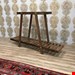  استند گلدان دارژین با اتصالات پیچ و مهره ساخته شده است رنگ‌کاری حرفه ای و پرداخت کامل چوب این استند رو زیباتر کرده است . استند های گلدان دارژین ضد رطوبت و حشره هستند و ابعاد این استند 75*34*62
