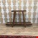 استند گلدان دارژین با اتصالات پیچ و مهره ساخته شده است رنگ‌کاری حرفه ای و پرداخت کامل چوب این استند رو زیباتر کرده است . استند های گلدان دارژین ضد رطوبت و حشره هستند و ابعاد این استند 75*34*62